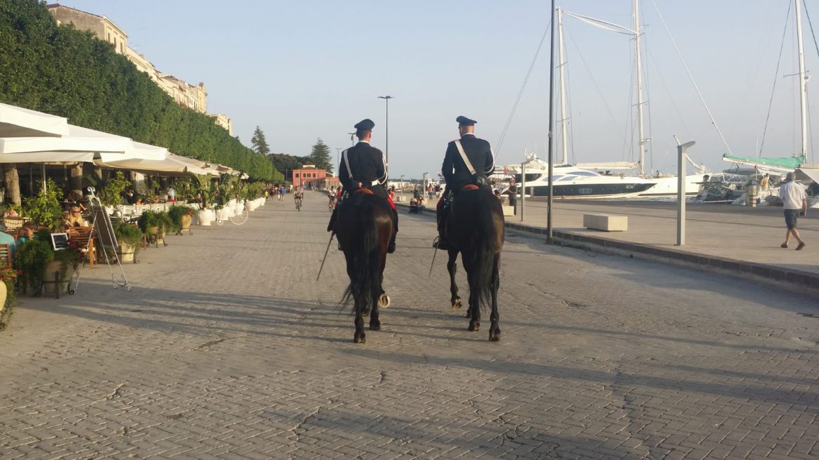SIRACUSA. CARABINIERI A CAVALLO AL TEATRO GRECO E IN ORTIGIA PER CONTRIBUIRE ALLA SICUREZZA CITTADINA.