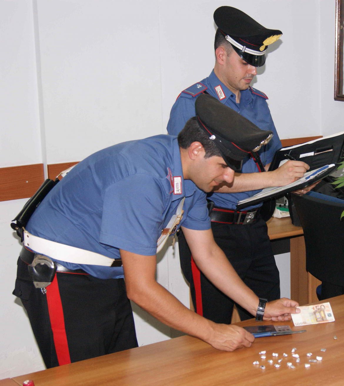 ROSOLINI (SR).   DETENEVA DROGA IN CASA: ARRESTATO DAI CARABINIERI.