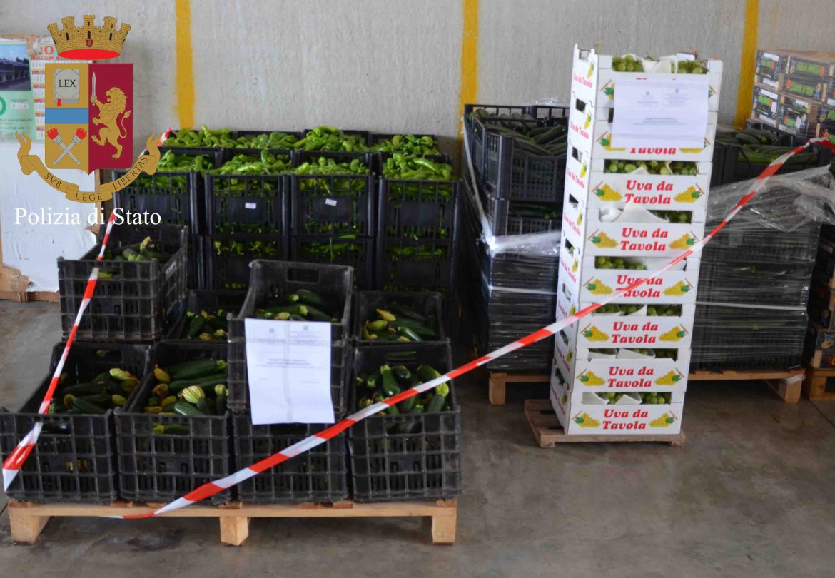 La Polizia di Stato effettua controlli al mercato ortofrutticolo di Vittoria.  Sequestrati 4.000 kg di ortaggi per mancata tracciabilità riscontrata dal Corpo Forestale e dall’Ispettorato Antifrode.