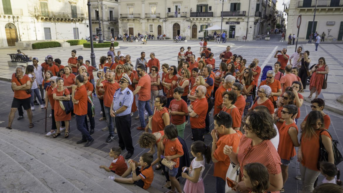 Rosolini – Tante magliette rosse per le vie della città per ricordare i migranti morti in mare