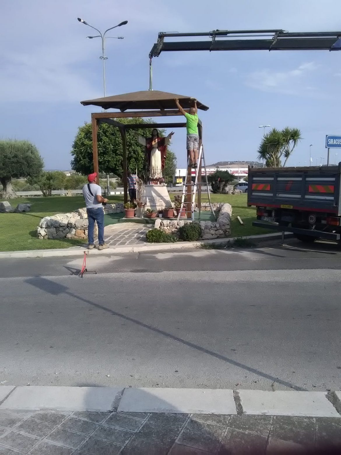 Rosolini – Un gazebo di protezione per la statua del Sacro Cuore da parte di “Città verde”