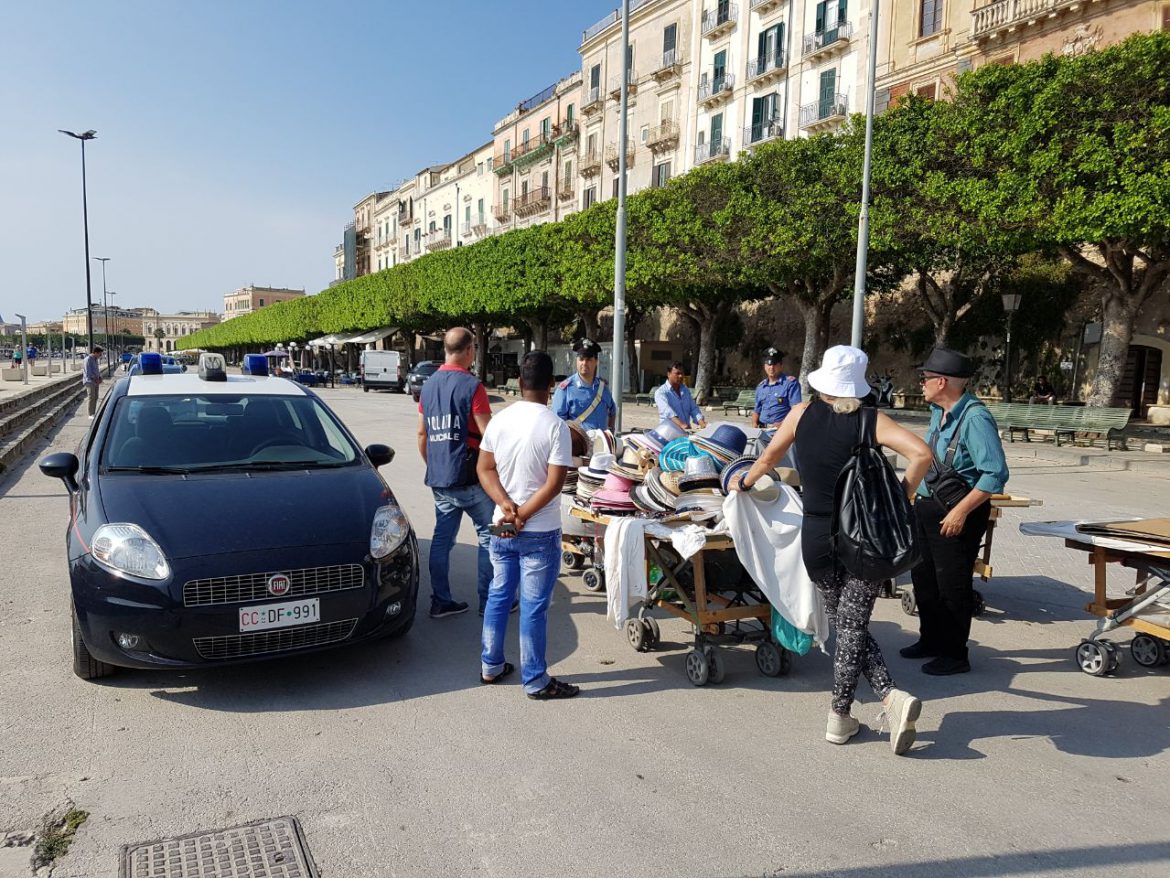 SIRACUSA E PROVINCIA.  CARABINIERI: TOLLERANZA ZERO SU ABUSIVISMO COMMERCIALE. CONTROLLATI CENTRI STORICI E ZONE BALNEARI: DENUNCE, MIGLIAIA DI ARTICOLI SEQUESTRATI DEL VALORE DI OLTRE 7000 €.