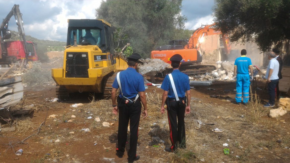 SIRACUSA. CASSIBILE – CARABINIERI E COMUNE EFFETTUANO INTERVENTO DI BONIFICA DELLA BARACCOPOLI ABUSIVA.
