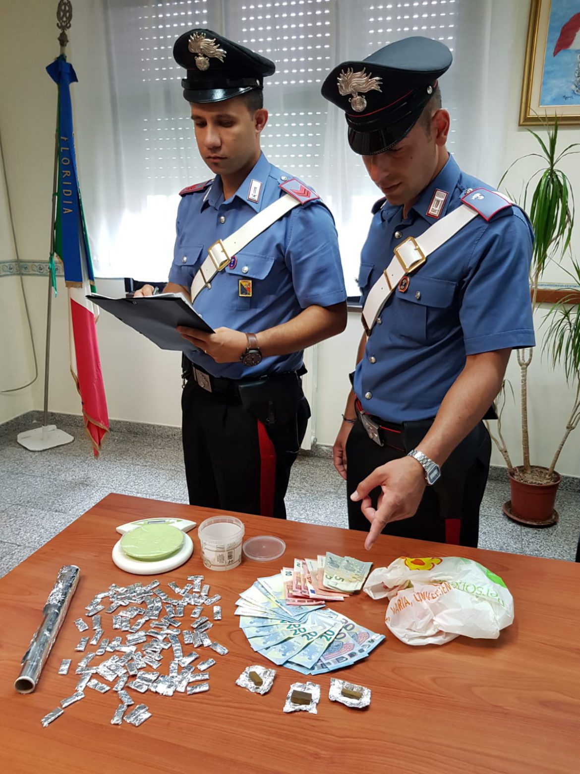 FLORIDIA (SR) – SORPRESO IN AUTO CON HASHISH, MARIJUANA E SEMI DI CANAPA INDIANA: ARRESTATO DAI CARABINIERI.