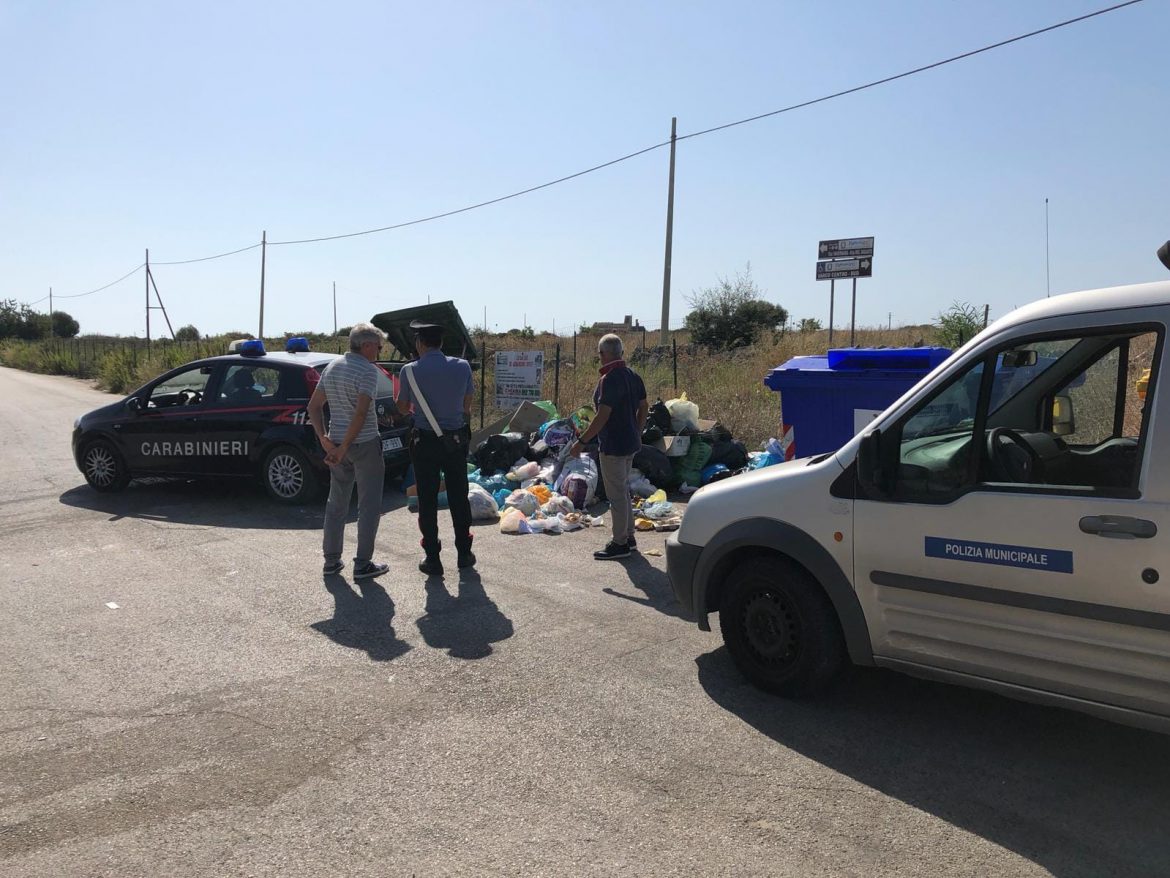 SIRACUSA – ABBANDONO DEI RIFIUTI IN STRADA: SERVIZI IN ATTO DEI CARABINIERI E POLIZIA MUNICIPALE PER SANZIONARE I RESPONSABILI.