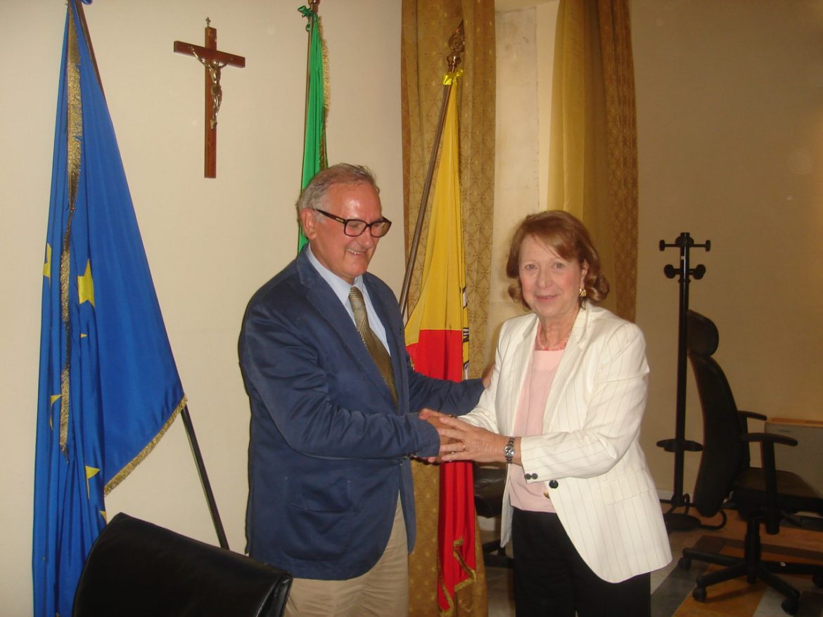 Libero Consorzio Comunale di Siracusa – Si è insediato il nuovo Segretario Generale  Scarcella. Il Commissario Floreno lo ha presentato ai capi settore