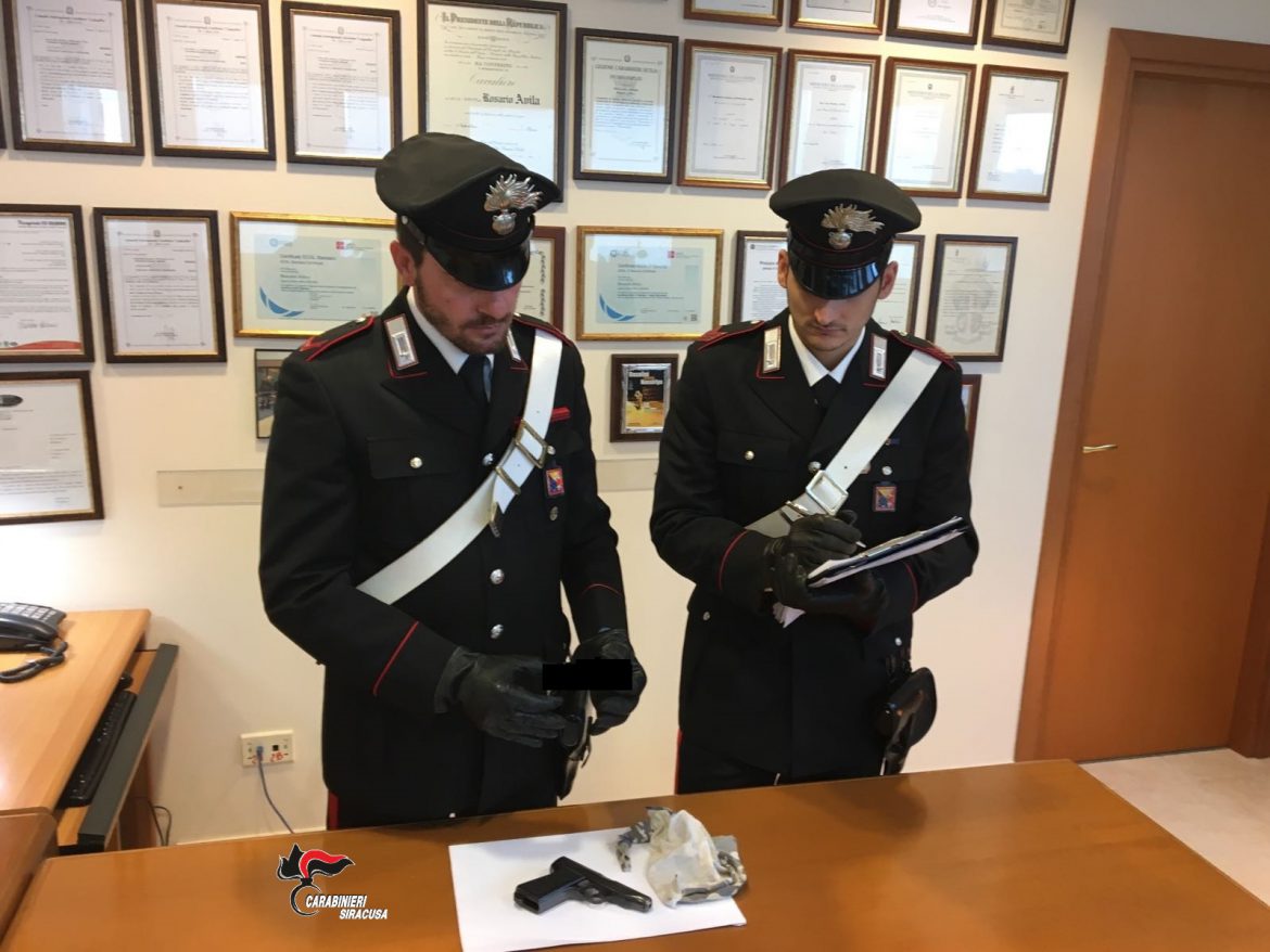 NOTO (SR).            DI NOTTE IN STRADA CON UNA PISTOLA GIOCATTOLO: SCATTA IL SEQUESTRO DA PARTE DEI CARABINIERI.