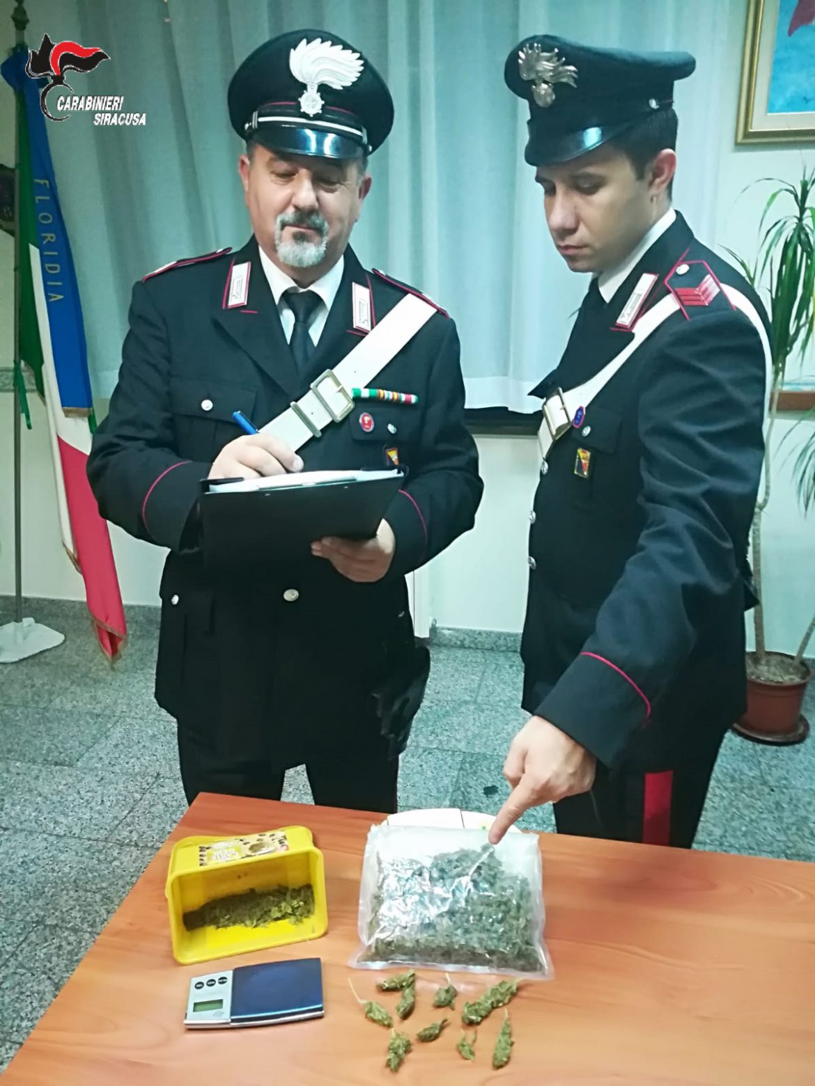 FLORIDIA (SR). DETENEVA UN INGENTE QUANTITATIVO DI DROGA IN CASA: ARRESTATO DAI CARABINIERI.