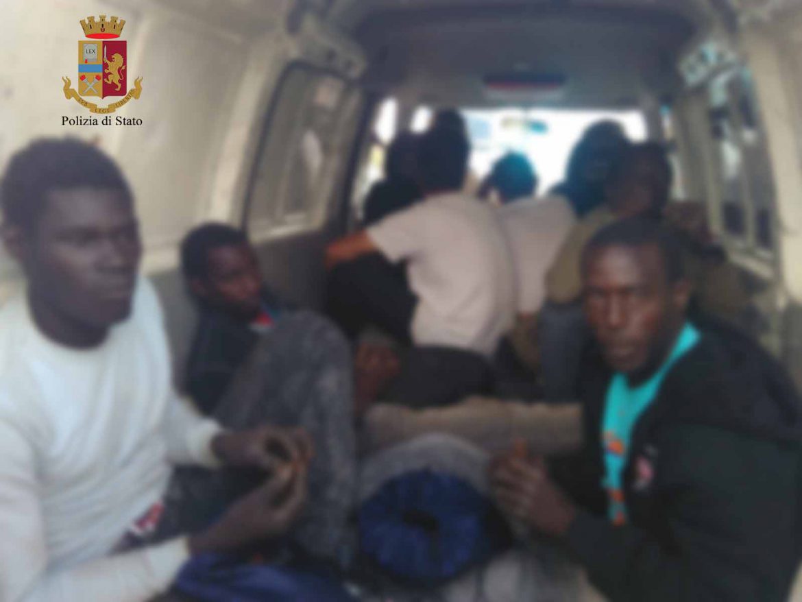 RAGUSA – La Polizia Stradale controlla un furgone carico di braccianti agricoli trasportati come animali, scongiurando una tragedia.