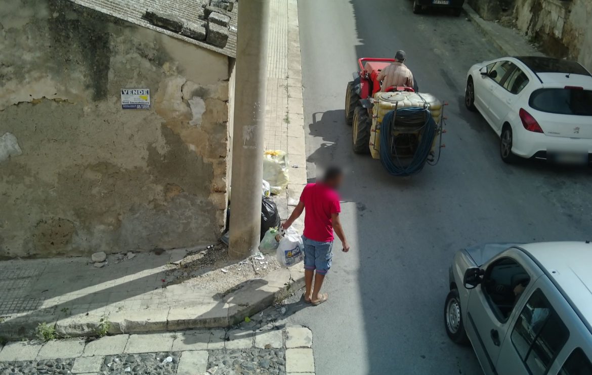 PACHINO – Abbandono dei rifiuti, i cittadini segnalano con foto   e video. E fioccano le multe da 600 euro ciascuna