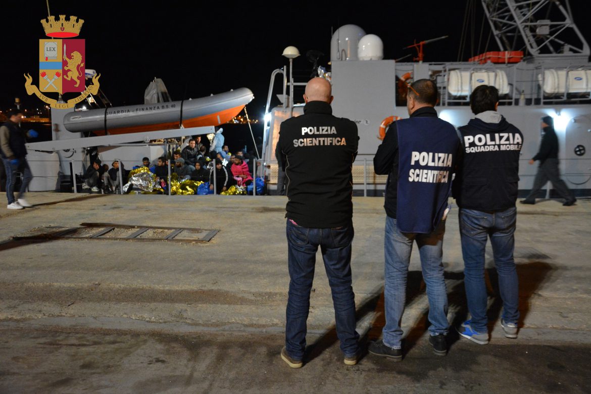 La Polizia  di Ragusa sottopone a fermo due scafisti algerini per aver condotto in Italia 30 migranti a bordo di un gommone.