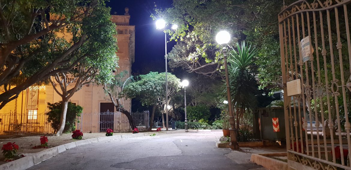 POZZALLO – La Villa comunale torna a splendere: grazie all’opera di manutenzione ordinaria e straordinaria dell’illuminazione il giardino comunale assurge di nuovo al ruolo che gli compete