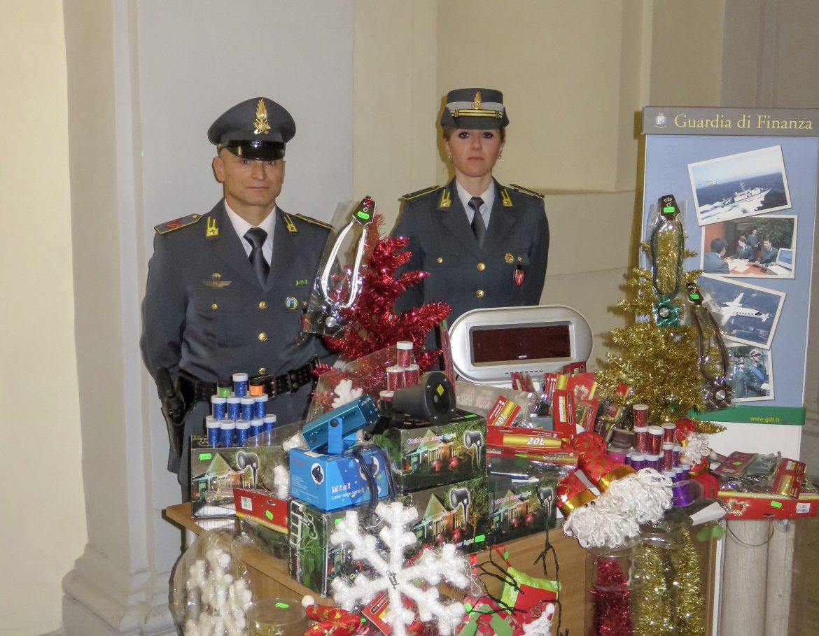 Oggetti natalizi pericolosi, sequestrati 317mila pezzi a Ragusa, Modica, Pozzallo e Vittoria