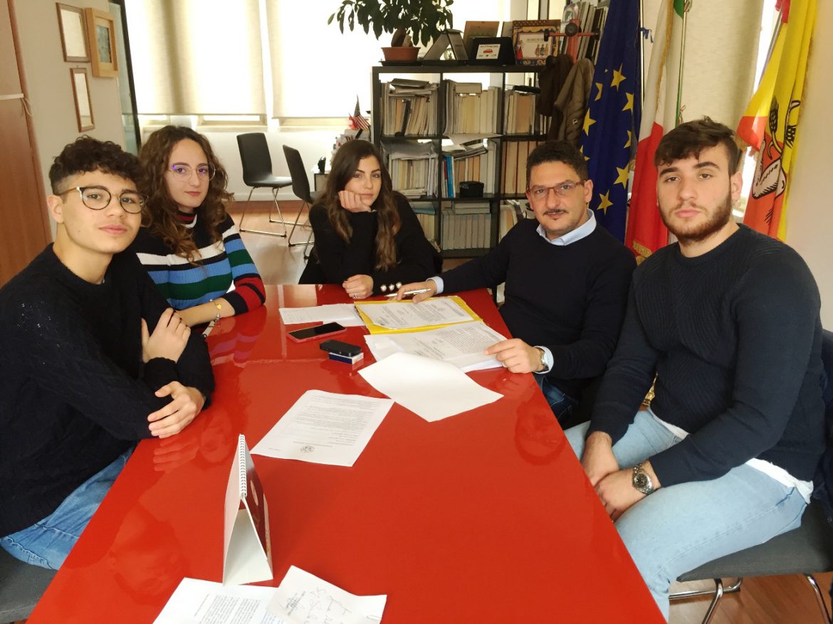 PACHINO – Dai banchi del liceo alla “guida” della città: quattro   studenti del “Bartolo” diventano sindaci per un giorno
