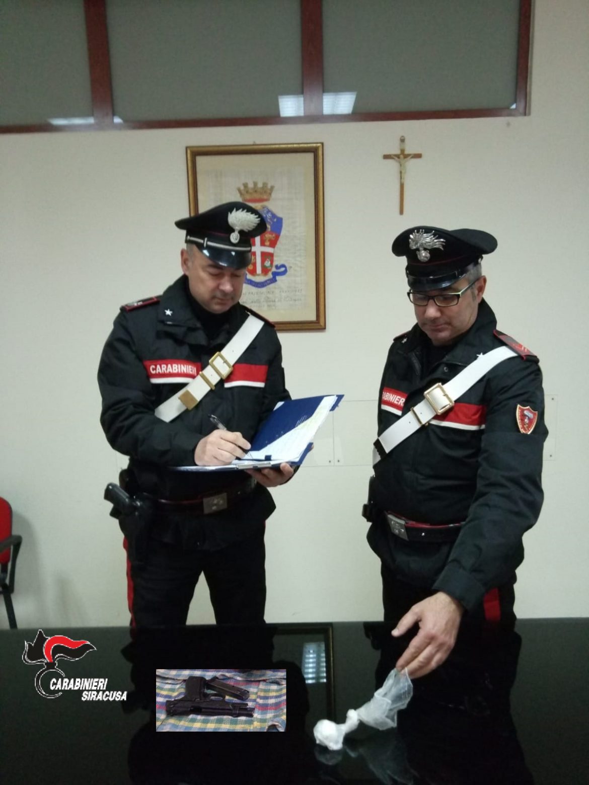 ROSOLINI –  TROVATO CON ARMI E DROGA IN CASA: ARRESTATO DAI CARABINIERI.