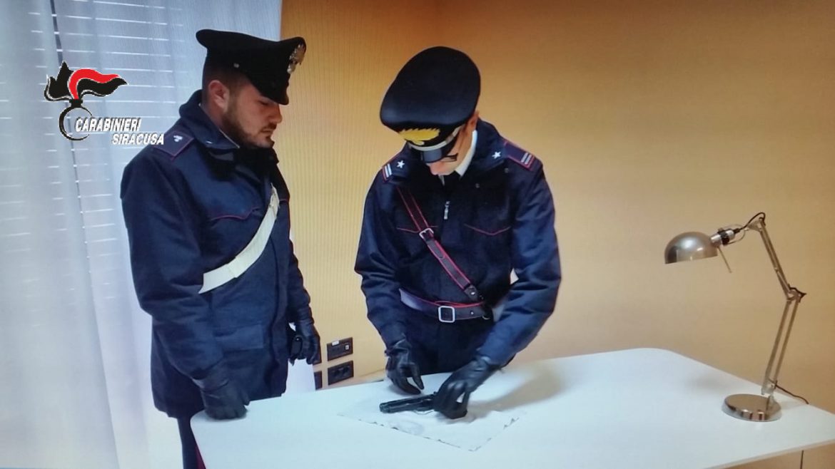 PACHINO (SR):         TROVATO CON UNA PISTOLA IN CASA: ARRESTATO