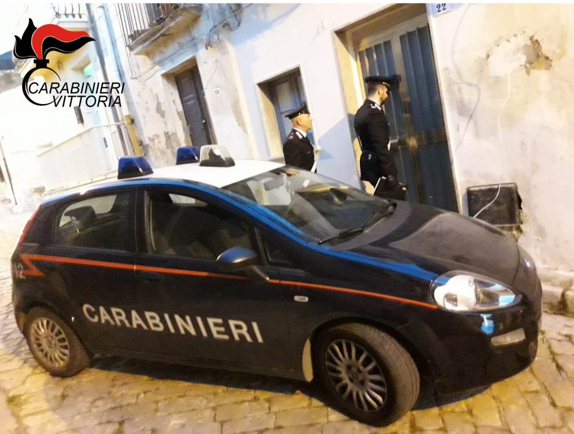 COMISO –  Nascondevano in casa hashish: tre arresti e una denuncia a piede libero.