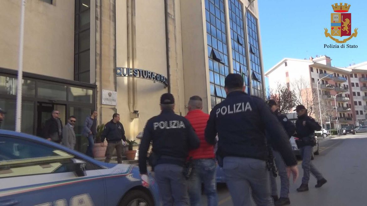 RAGUSA – La Polizia di Stato cattura banda di ladri specializzati in gioiellerie.