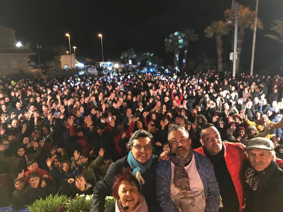 Grande successo per la festa del falò “U Jalafuocu” che si è tenuta sabato 16 marzo alla Rotonda Raganzino, organizzato dalla Associazione I Vaniddari con il contributo del Comune di Pozzallo.