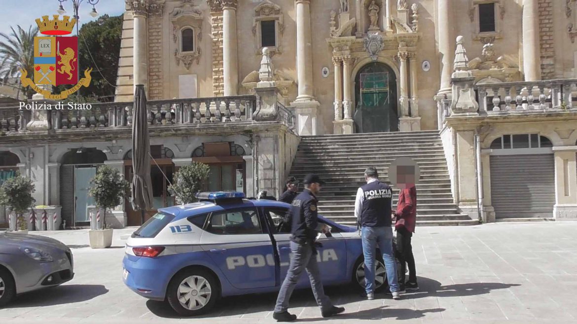 RAGUSA – La Polizia di Stato sottopone a fermo, per ordine della Procura per i  Minori, un giovane marocchino che dal bullismo è passato alle estorsioni, furti, rapine e violenza privata.