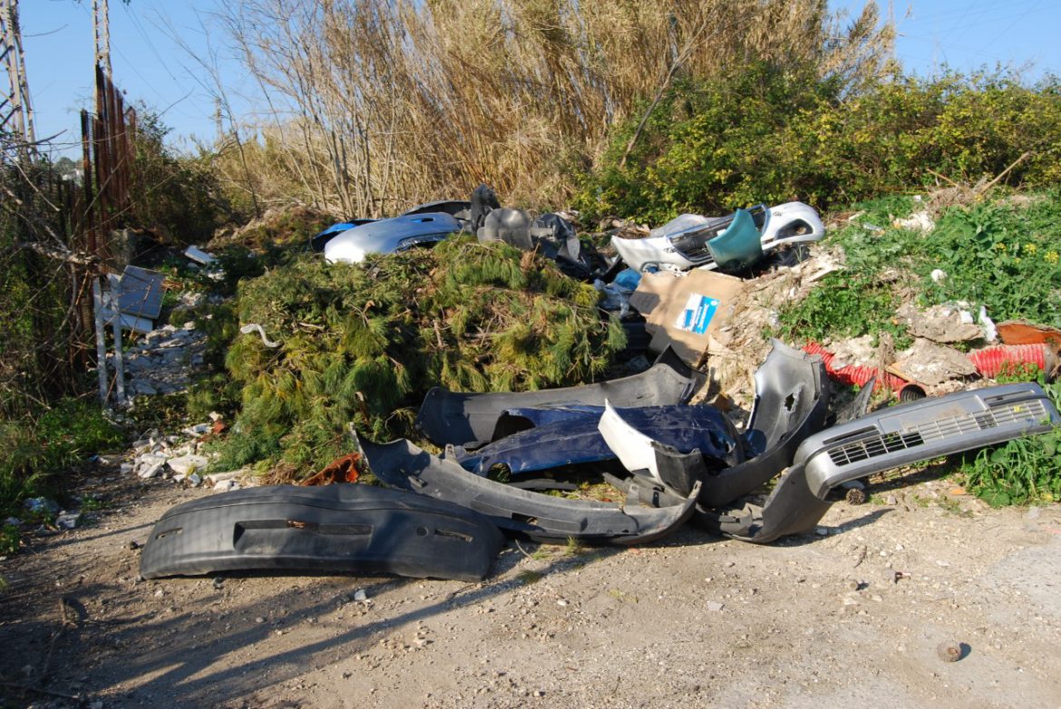 SIRACUSA – Titolare di una carrozzeria denunciato per  smaltimento illecito di rifiuti speciali