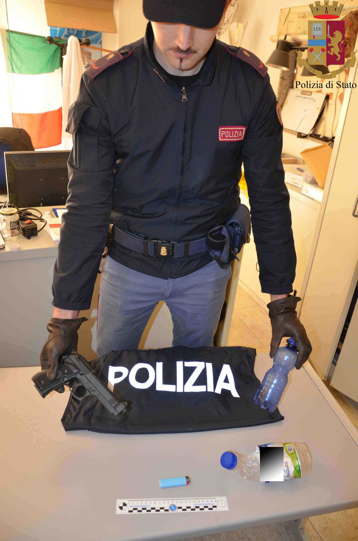 La Polizia di Stato arresta pluripregiudicato vittoriese per aver minacciato con una pistola un gruppo di tunisini per futili motivi e successivamente per aver tentato di dare fuoco ad alcuni di essi ed ancora per aver opposto resistenza a Pubblico Ufficiale ferendo gli agenti intervenuti.  Provvidenziale l’intervento della Polizia di Stato per disarmare il pericolosissimo soggetto poco prima che riuscisse ad appiccare l’incendio dei clienti del bar.