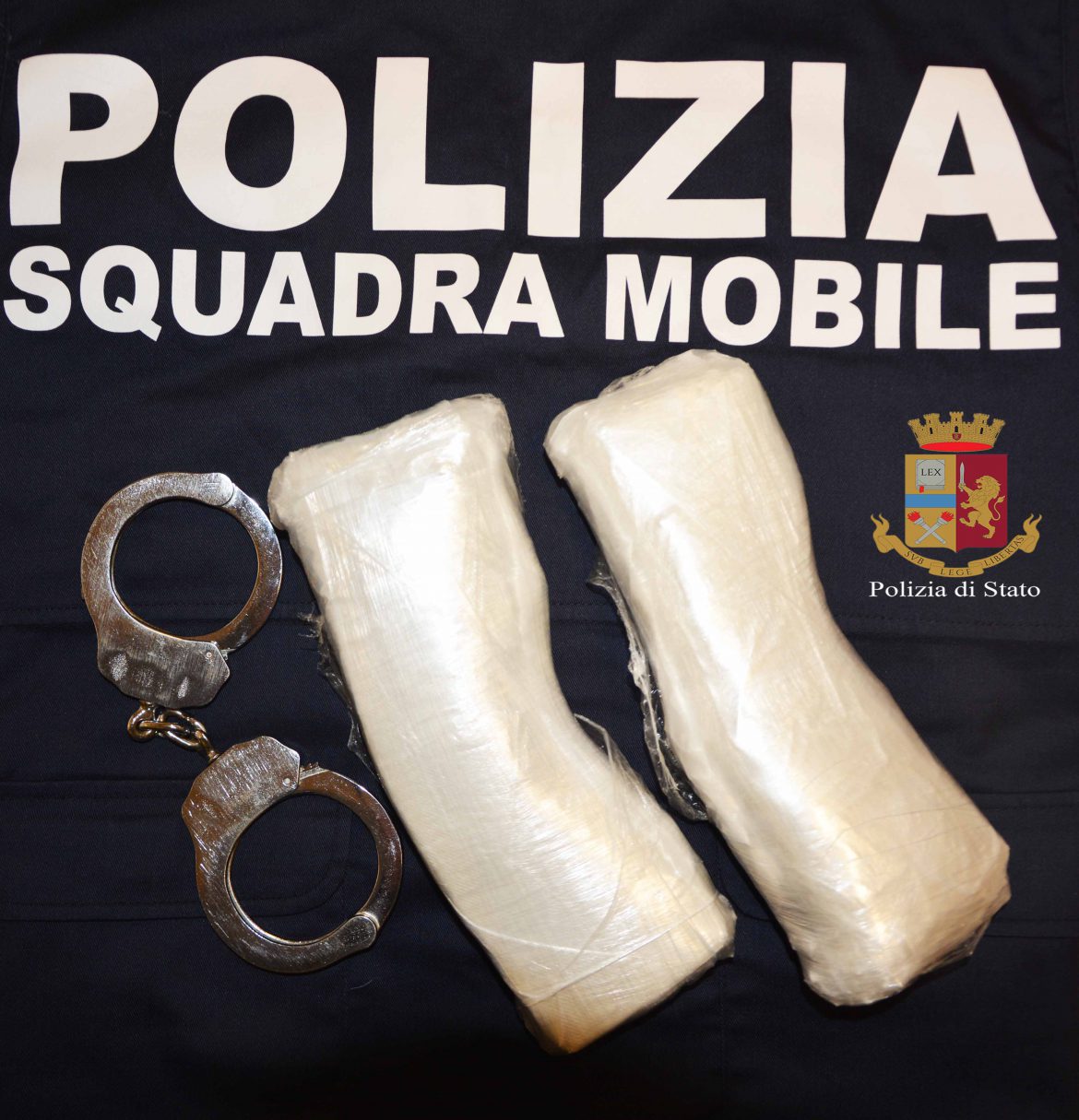 La Polizia di Stato arresta altri due corrieri albanesi per il trasporto di oltre 1.1 di cocaina purissima.  La Squadra Mobile sottrae 90.000 euro alle casse dei criminali continuando la lotta al traffico di droga.