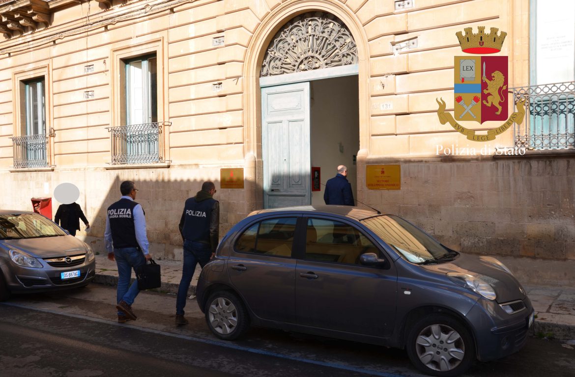 La Polizia di Stato – Squadra Mobile di Ragusa e Commissariato di Vittoria  Sequestra numerosi documenti presso il Comune di Vittoria.