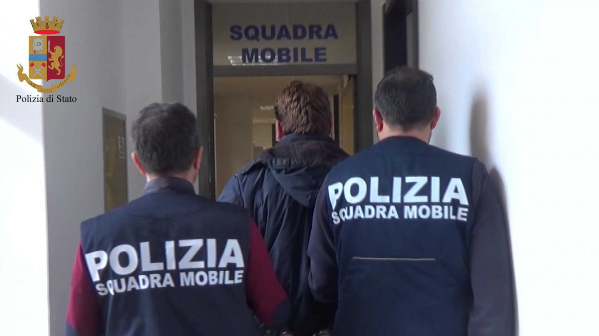 La Polizia di Stato  di Ragusa arresta corriere albanese con 600 grammi di cocaina nello zaino.