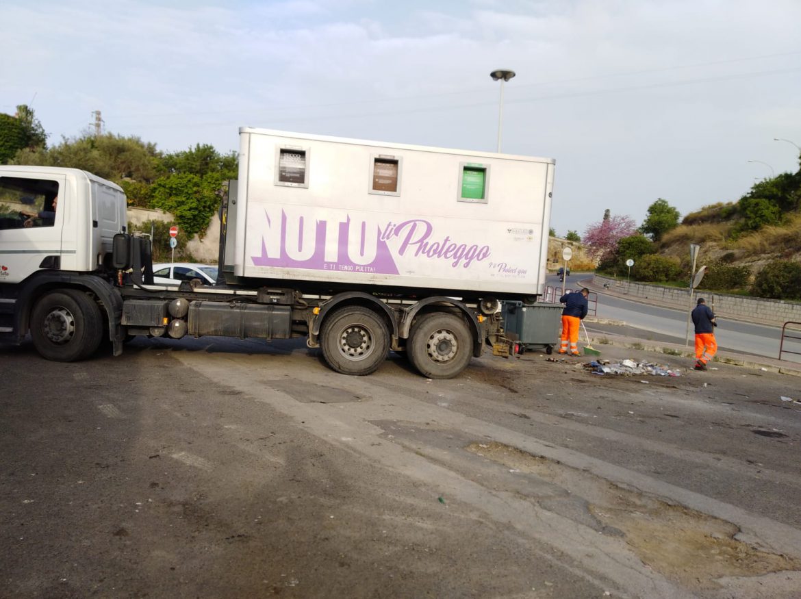 NOTO –  Rimossa l’isola ecologica danneggiata di contrada Passo Abate. Il sindaco Bonfanti: «Una lotta impari contro gli incivili: c’è bisogno di collaborazione»