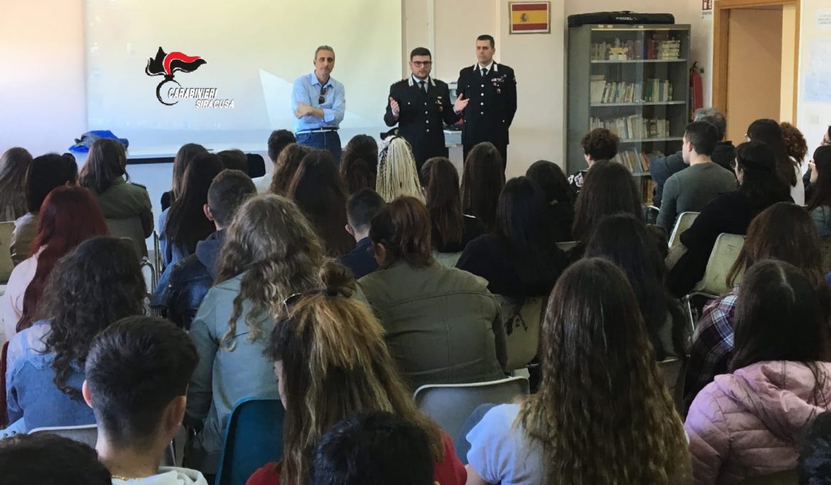 NOTO (SR). I CARABINIERI INCONTRANO GLI STUDENTI DELL’ISTITUTO “M. RAELI”.