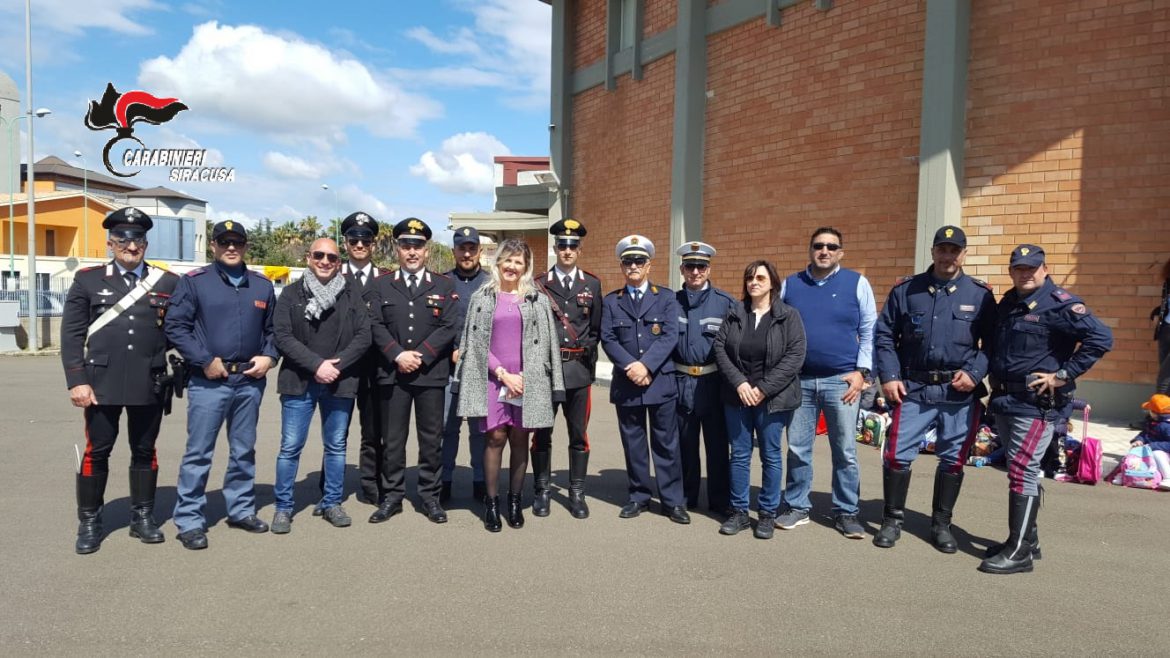 PRIOLO GARGALLO. CARABINIERI, POLIZIA E VIGILI URBANI INCONTRANO GLI STUDENTI DELLE SCUOLE DELL’INFANZIA.