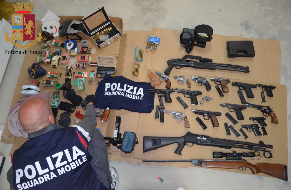 La Polizia di Stato arresta a Vittoria due incensurati per detenzione di un arsenale.
