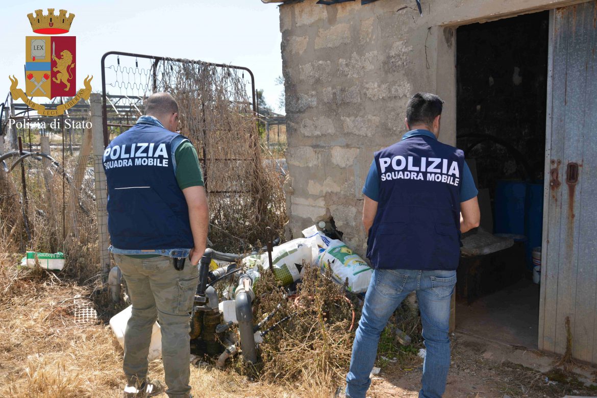 La Polizia di Stato controlla un’azienda agricola e zootecnica in territorio di Vittoria ed arresta il titolare per caporalato e furto di energia elettrica. Sfruttava la manodopera di 6 operai (1 in “nero”) e tre di questi vivevano all’interno della sua proprietà in condizioni disumane.