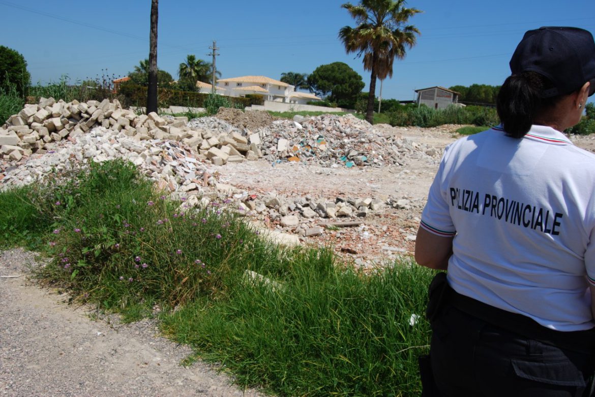 SIRACUSA – Contrada “Isola”, sequestrata una discarica abusiva di 6000 mq contenente rifiuti speciali. Due persone denunciate