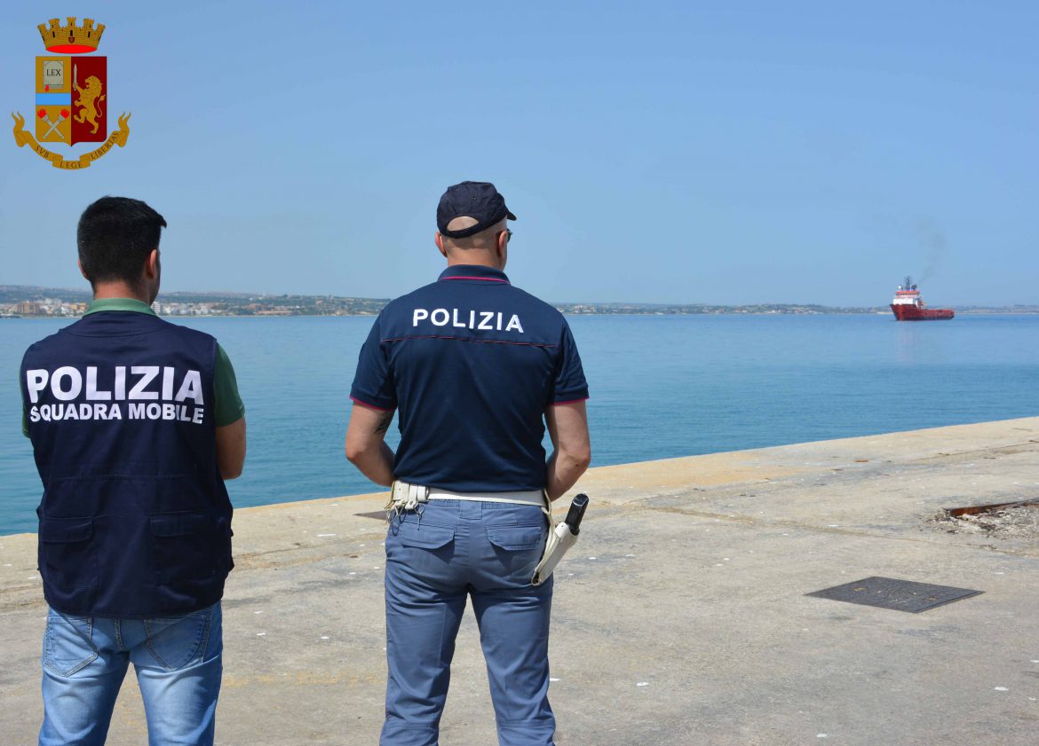 La Polizia di Stato di Ragusa  sottopone a fermo due scafisti senegalesi, uno è minore. Secondo i testimoni, sono loro che hanno condotto il gommone che ha trasportato 60 persone navigando per oltre 65 ore. I libici affidano gommone, bussola e telefono satellitare ad un ragazzino di 16 anni. 1500 euro in media pagati dai migranti, agli organizzatori libici sono andati 90.000 euro circa per raggiungere l’Europa.