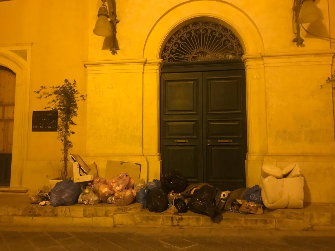 ROSOLINI – RIFIUTI DAVANTI L’INGRESSO PRINCIPALE DEL COMUNE