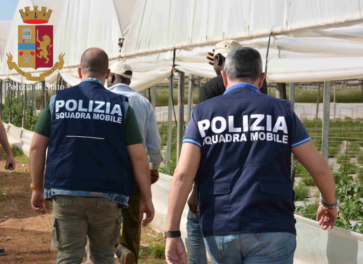VITTORIA – La Polizia di Stato controlla un’azienda florovivaistica e denuncia i titolari per sfruttamento della manodopera.