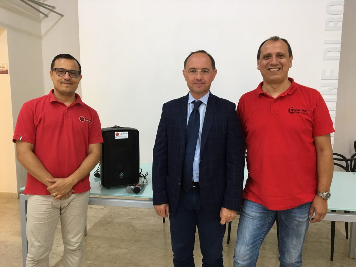 ROSOLINI – Un nuovo impianto di amplificazione per la Sala di Rappresentanza del Comune, dono dell’Azienda “Salemi L&M Elettronica”