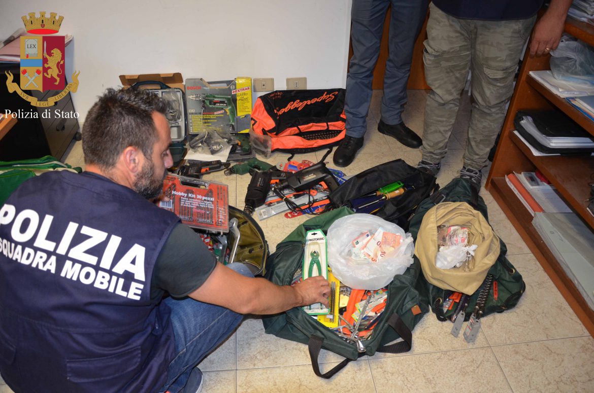 RAGUSA – La Polizia di Stato arresta ladri d’appartamento colti in flagranza e restituisce oltre 10.000 euro di refurtiva al proprietario