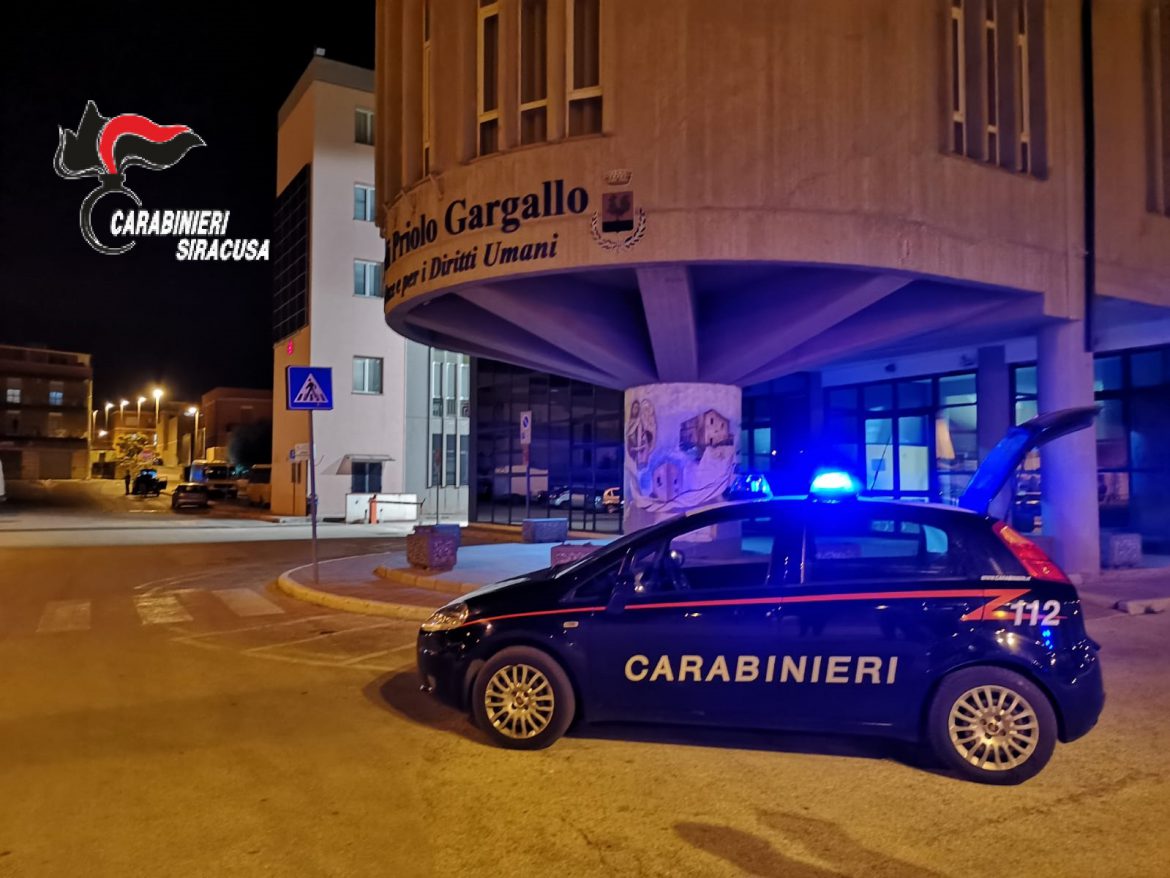 PRIOLO GARGALLO (SR).ZIO E NIPOTE LITIGANO E SI FERISCONO RECIPROCAMENTE CON ARMI DA TAGLIO. ARRESTATI DAI CARABINIERI.