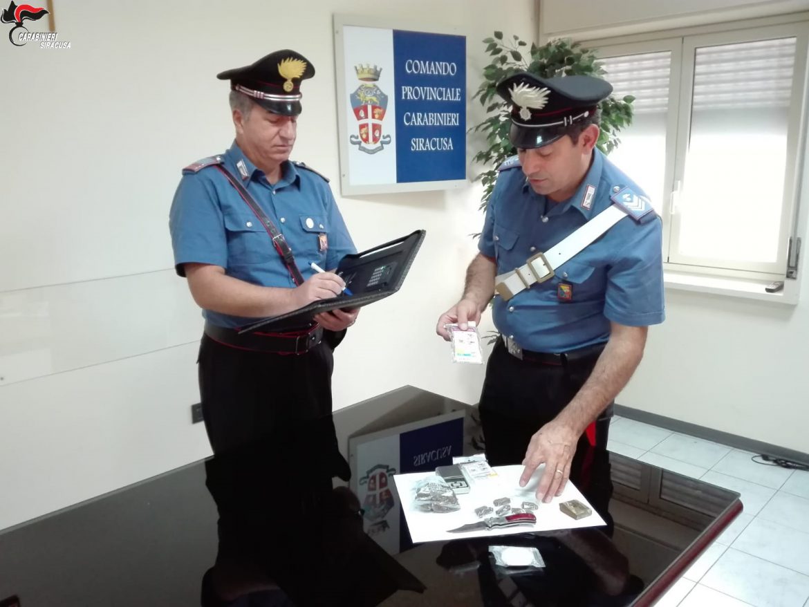 AVOLA (SR). I CARABINIERI ARRESTANO UN GIOVANE PER SPACCIO DI COCAINA.