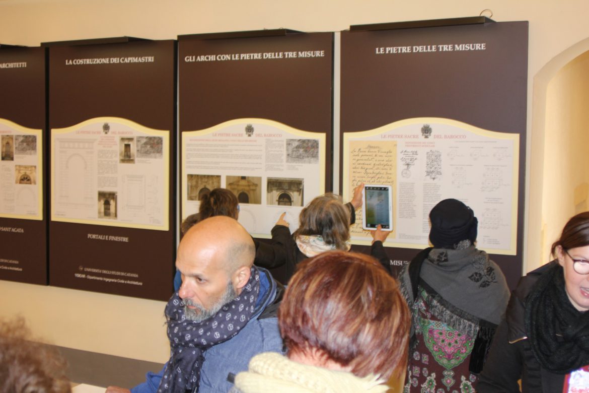 NOTO – Il Museo dei Mecenati del Barocco compie un anno.Il sindaco Bonfanti: «Raccontiamo una storia di inclusione e riscatto»I visitatori della mostra dedicata alle famiglie nobiliari di Noto accolti da operatori speciali