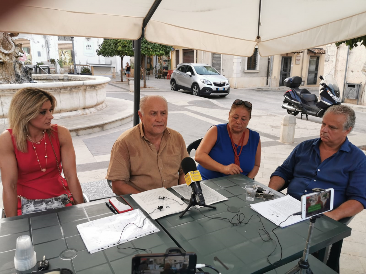 ROSOLINI – Conferenza stampa gruppo di opposizione ieri sera in Piazza Masaniello. Situazione economica dell’Ente, bando pubblica illuminazione, iter giudiziario della vicenda del nucleo dei revisori e non ultima la decisione del CGA con la quale ha disposto la verificazione delle schede elettorali,sono stati i temi in discussione
