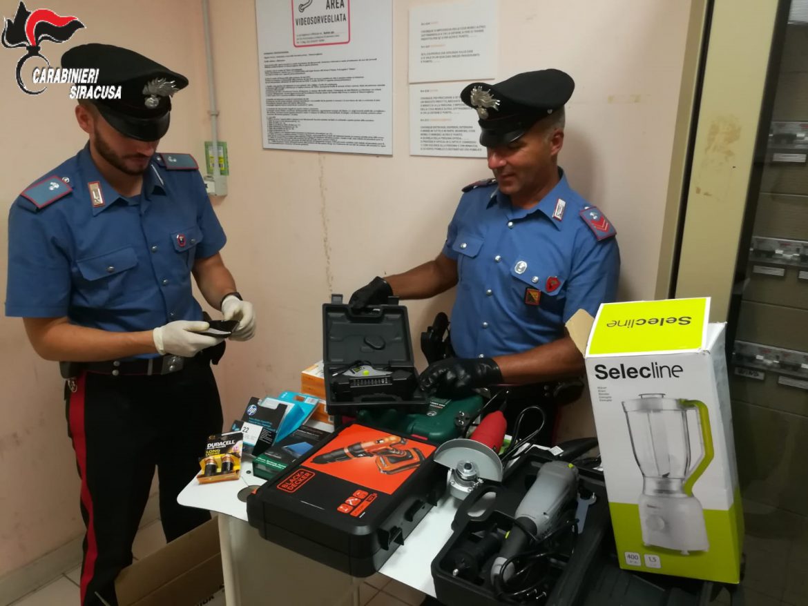 MELILLI (SR).   SORPRESA MENTRE TENTAVA DI RUBARE MERCE PER UN VALORE DI CIRCA 500 EURO IN UN CENTRO COMMERCIALE: ARRESTATA DAI CARABINIERI.