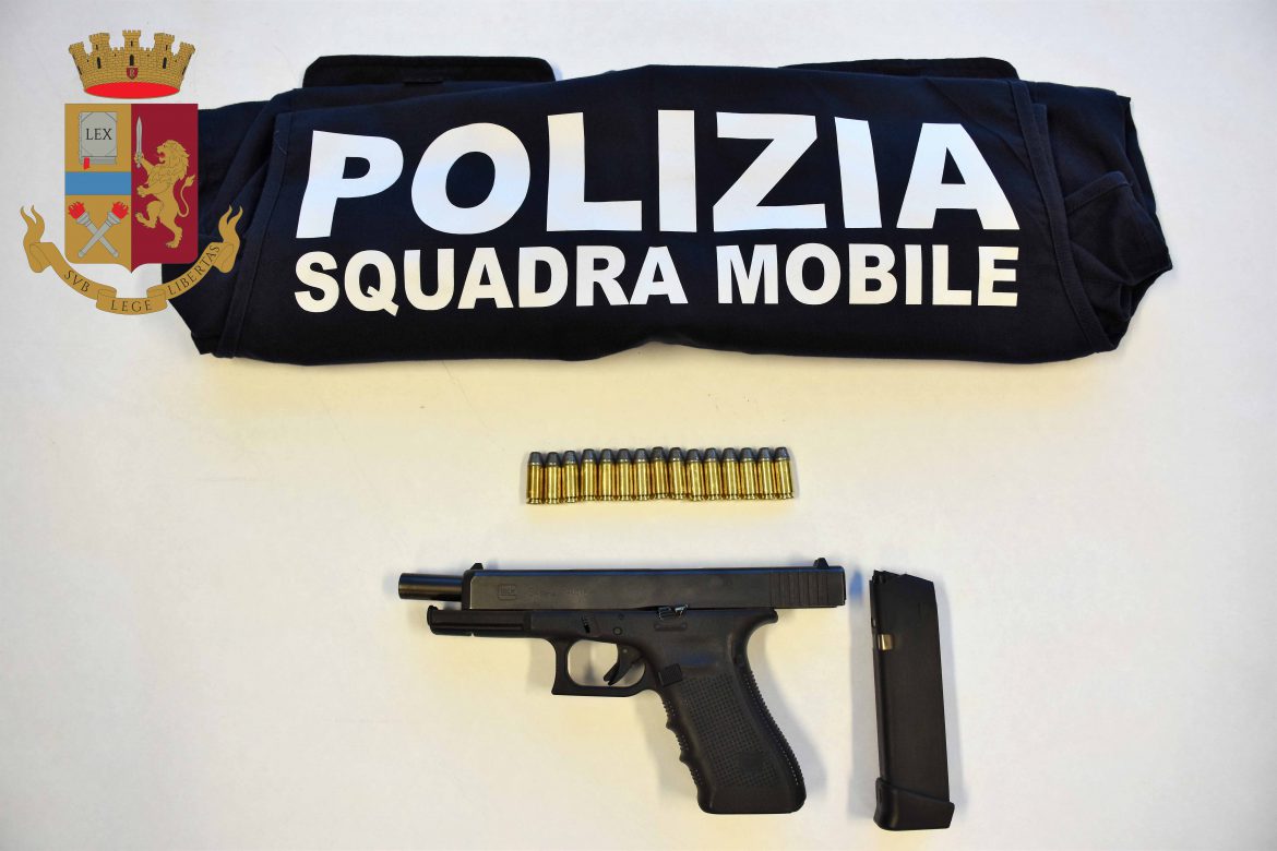 La Polizia di Stato arresta vittoriese armato di pistola. La Squadra Mobile ha effettuato numerose perquisizioni per individuare  soggetti in possesso di armi e/o droga.