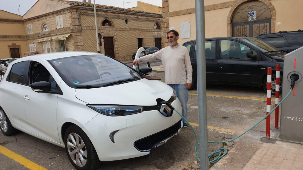A Noto le auto elettriche fanno “il pieno” di energia.Sono 9 le colonnine per la ricarica che il Comune ha previsto di installare   Il sindaco Bonfanti: «Siamo dalla parte di chi vuole difendere l’ambiente»