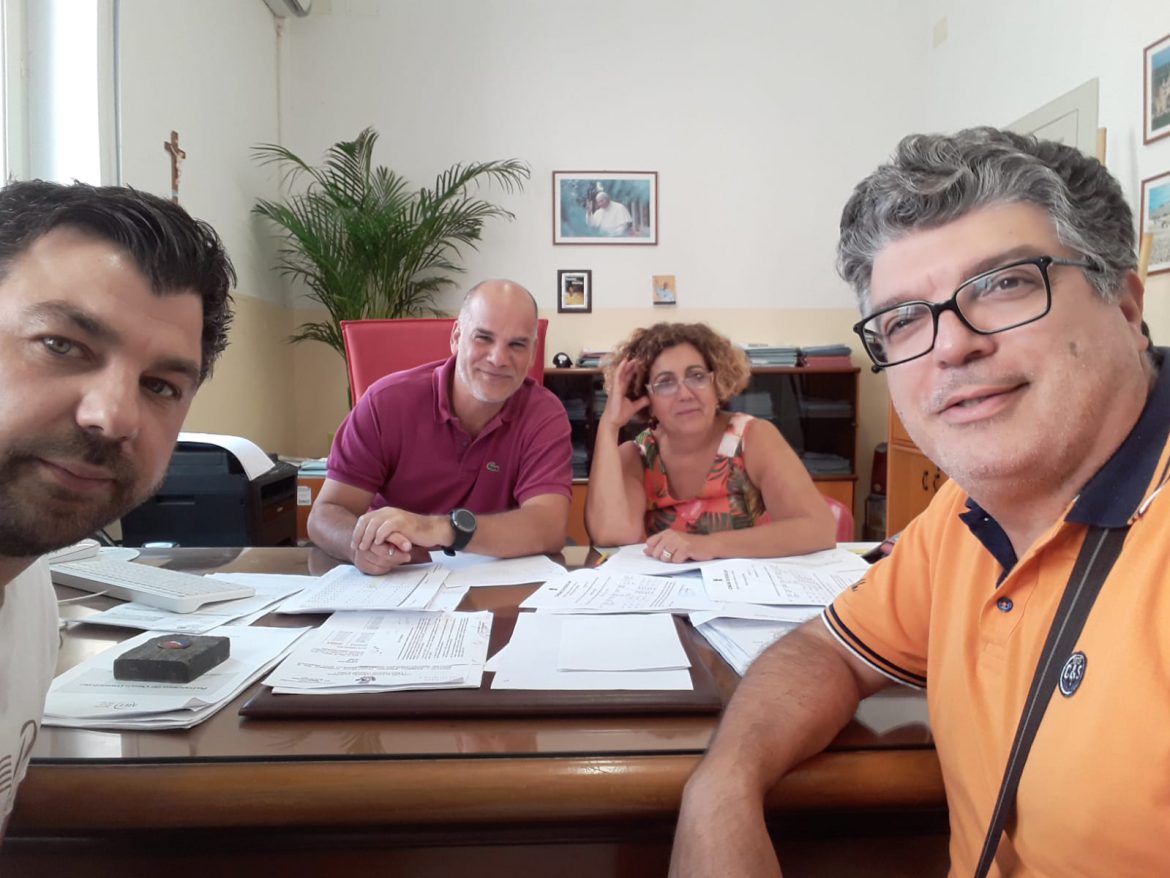 Rischia di esplodere la vertenza dei Comunali di Rosolini, da 3 mesi senza stipendi. I lavoratori hanno firmato un documento – petizione chiedendo un incontro al sindaco Pippo Incatasciato e agli assessori. Nel documento vengono chiesti pure gli interessi per i ritardi ed altre rivendicazioni. Al momento, nessun incontro è stato fissato tra le parti.