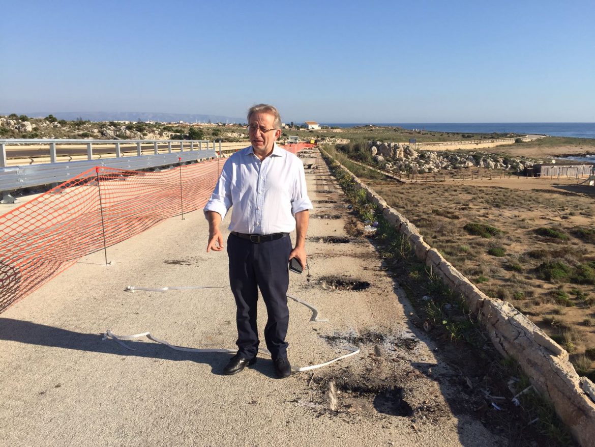 VINCIULLO: Barriera di sicurezza della Strada Provinciale Marzamemi – Portopalo, ennesimo decreto di rettifica del finanziamento. Ma i lavori quando partono? Fino ad ora solo inutili proclami nel tentativo di accaparrarsi i risultati altrui. Le risorse, al solito, dalla scorsa Legislatura.