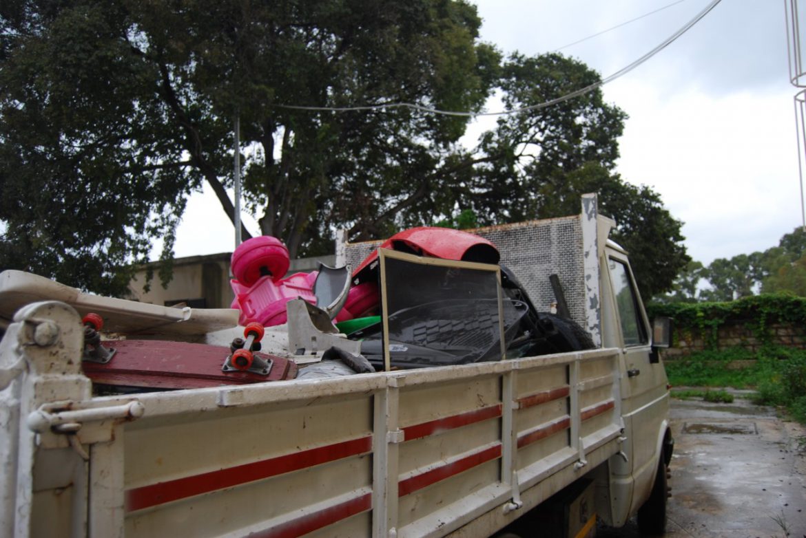 SIRACUSA – Trasporto illecito di rifiuti, sequestrato autocarro e denunciato autista